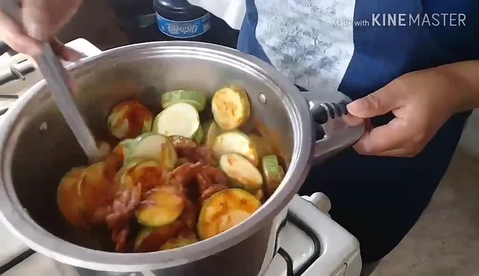 Tapar y dejar cocinar hasta que las calabacitas estén suaves. [612.74]