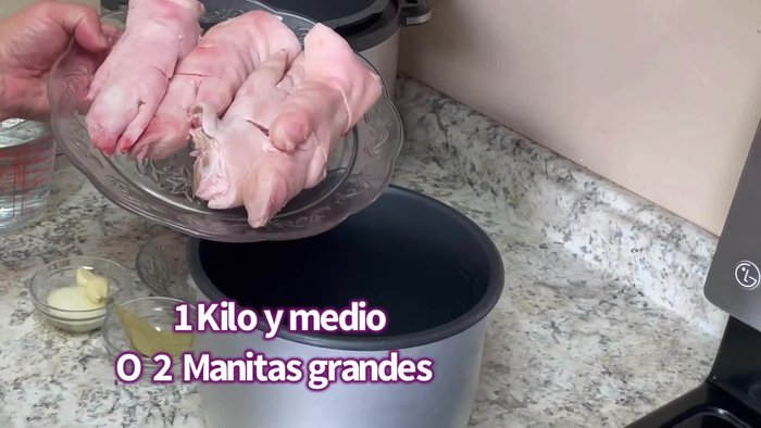 Limpiar y trocear las manitas de puerco.