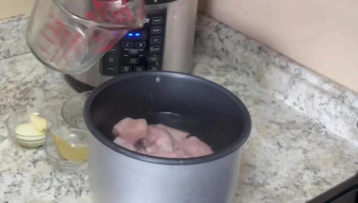 Colocar las manitas en la olla express, cubrir con agua sin sobrepasar el nivel. Agregar cebolla, ajo, laurel, clavos, pimienta y sal. Cocer en modo carne durante 25 minutos, luego dejar liberar la presión durante 30-35 minutos.