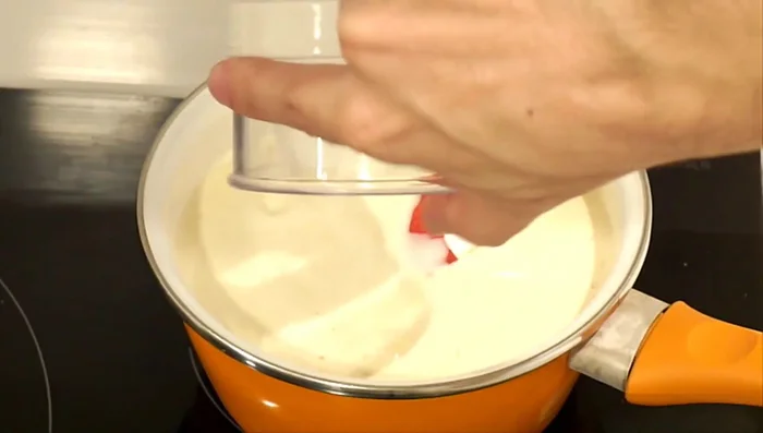 Incorporar la nata líquida y remover hasta obtener una crema totalmente uniforme.