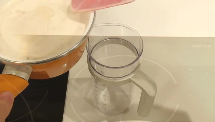 Pasar la mezcla a una jarra y reservar en la nevera al menos 3 horas.