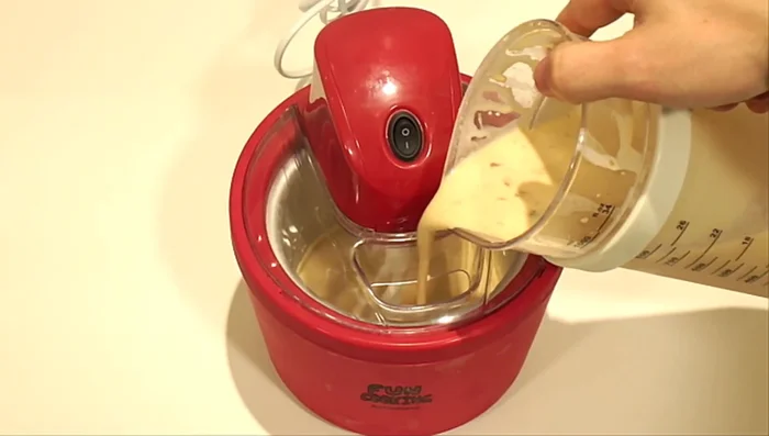 Si se usa heladera, verter la mezcla y encenderla durante 30 minutos. Si no, congelar y remover cada 2-3 horas durante 4-5 veces.