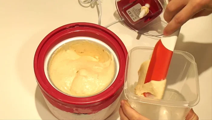 Una vez lista la mezcla, pasarla a un taper y congelar hasta el momento de servir.