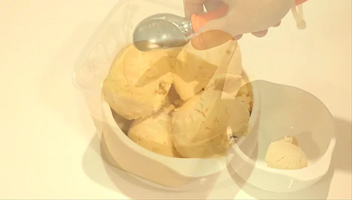 Servir el helado y decorar con almendras tostadas.