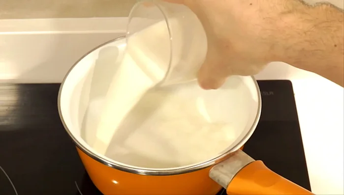 Colocar un cazo a fuego medio y añadir la leche, la piel de limón y la rama de canela. Dejar hasta que rompa a hervir.