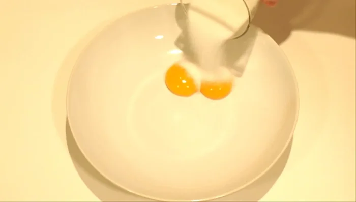 En un plato hondo, batir las yemas de huevo con el azúcar hasta formar una crema.