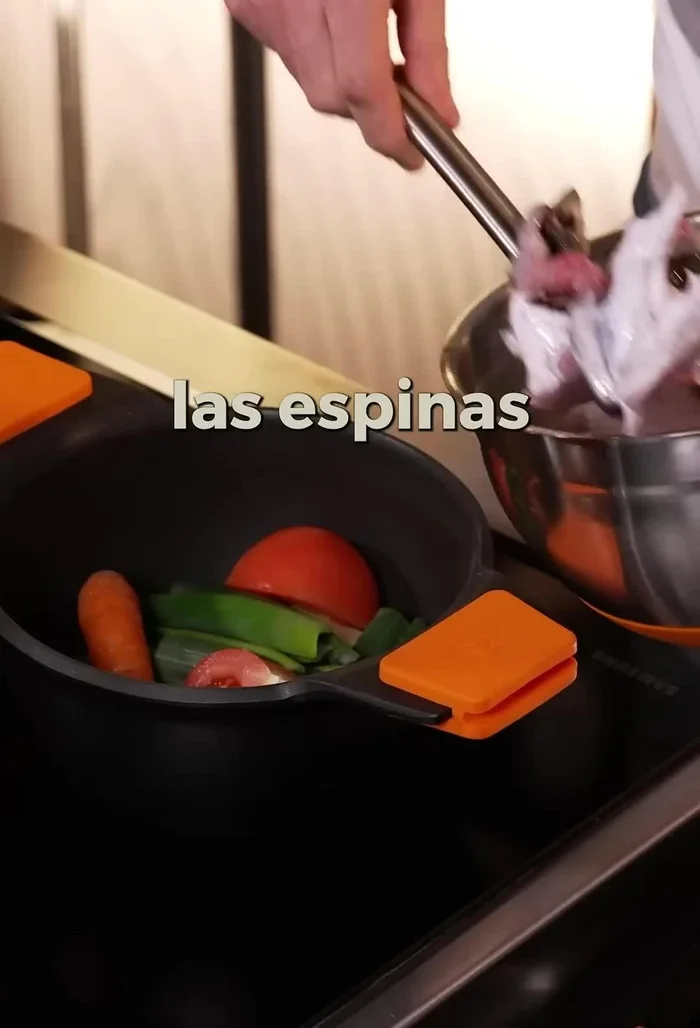 Preparar un fumet con las verduras, agua y las espinas de la merluza (19-20 minutos).