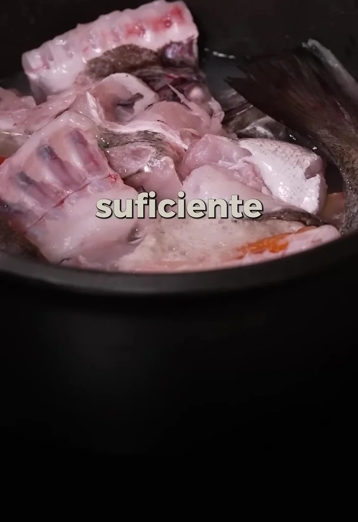 Salpimentar la merluza.