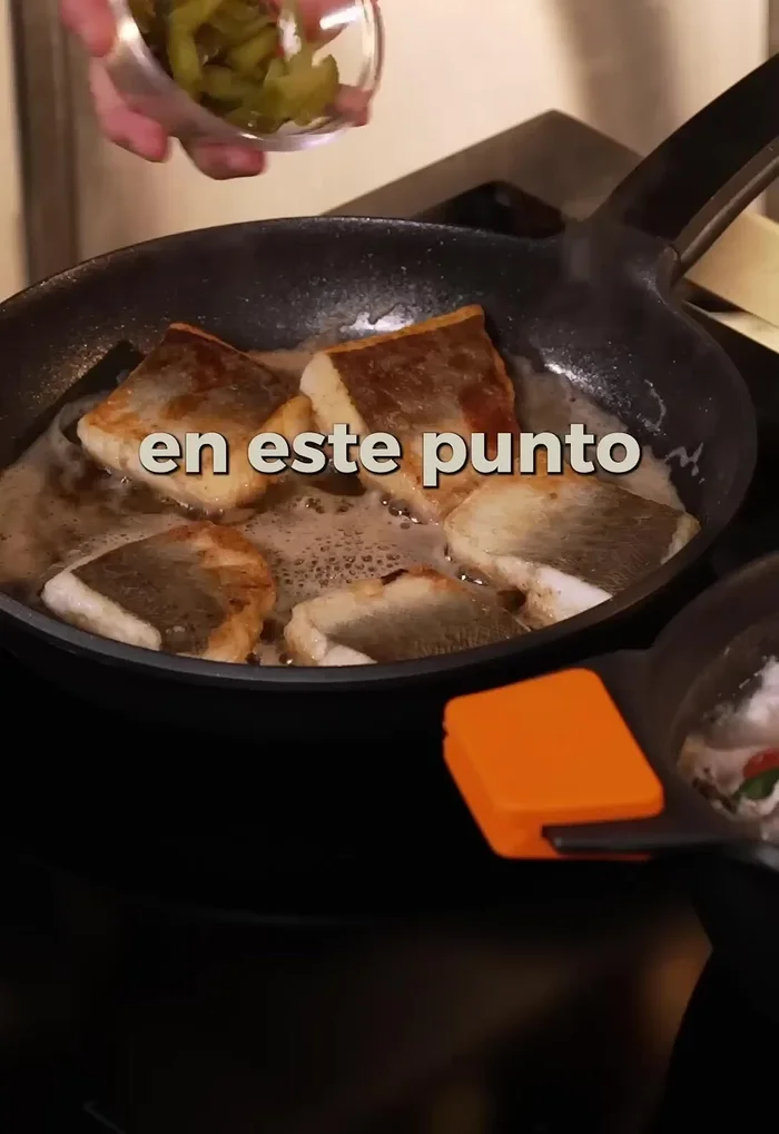 Añadir los encurtidos (alcaparras, cebollitas, piparras, pepinillo) con el fuego apagado.