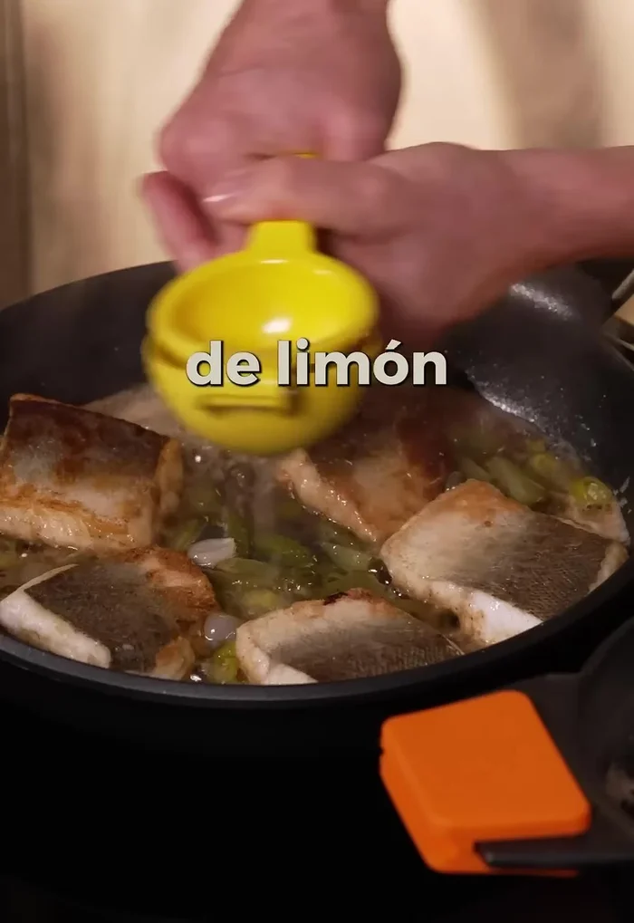 Agregar una cucharadita de zumo de limón y una cucharadita de fumet. Tapar para que se cocine al vapor.