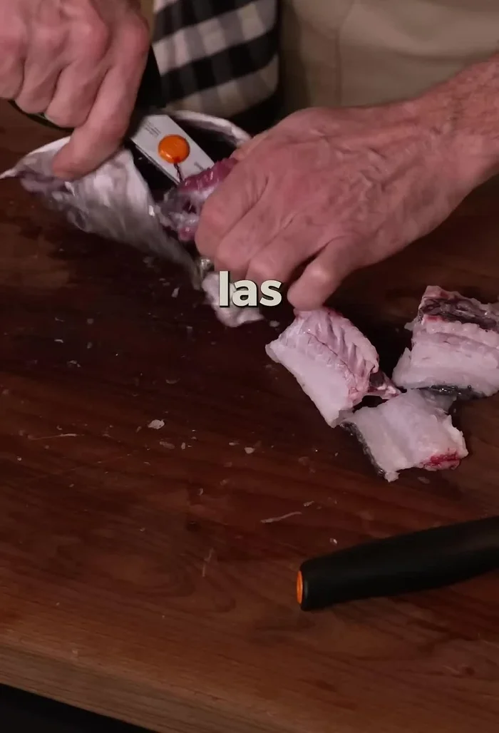 Limpiar la merluza fresca quitando las agallas.