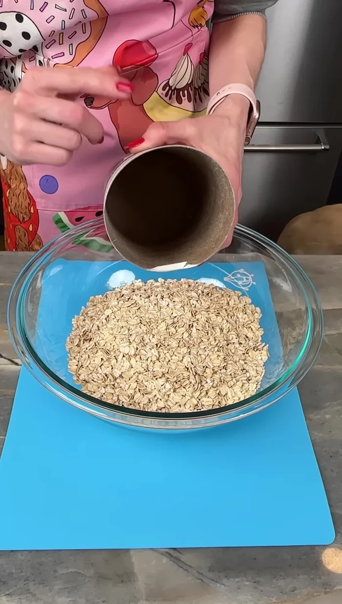 Mientras tanto, preparar la mezcla de avena: combinar avena instantánea, harina, azúcar, mantequilla derretida, canela y sal.