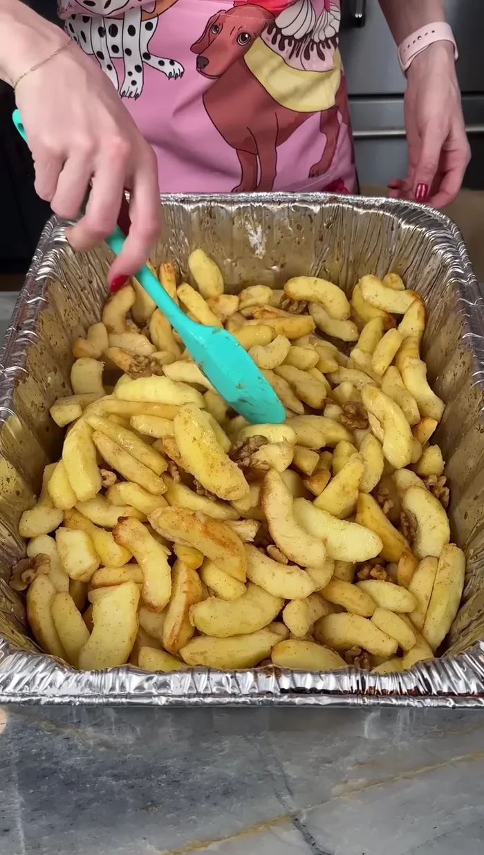 Sacar las manzanas del horno después de 30 minutos y verificar si están blandas. Si es necesario, hornear por más tiempo.