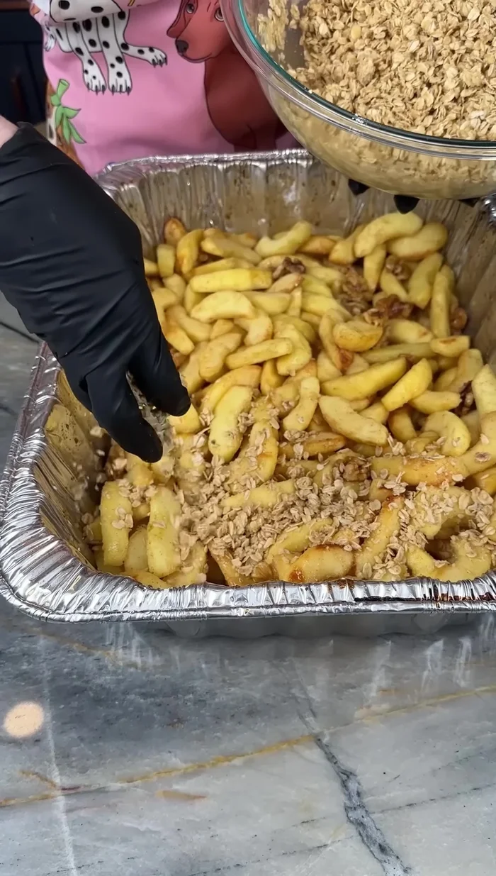 Espolvorear la mezcla de avena sobre las manzanas horneadas.