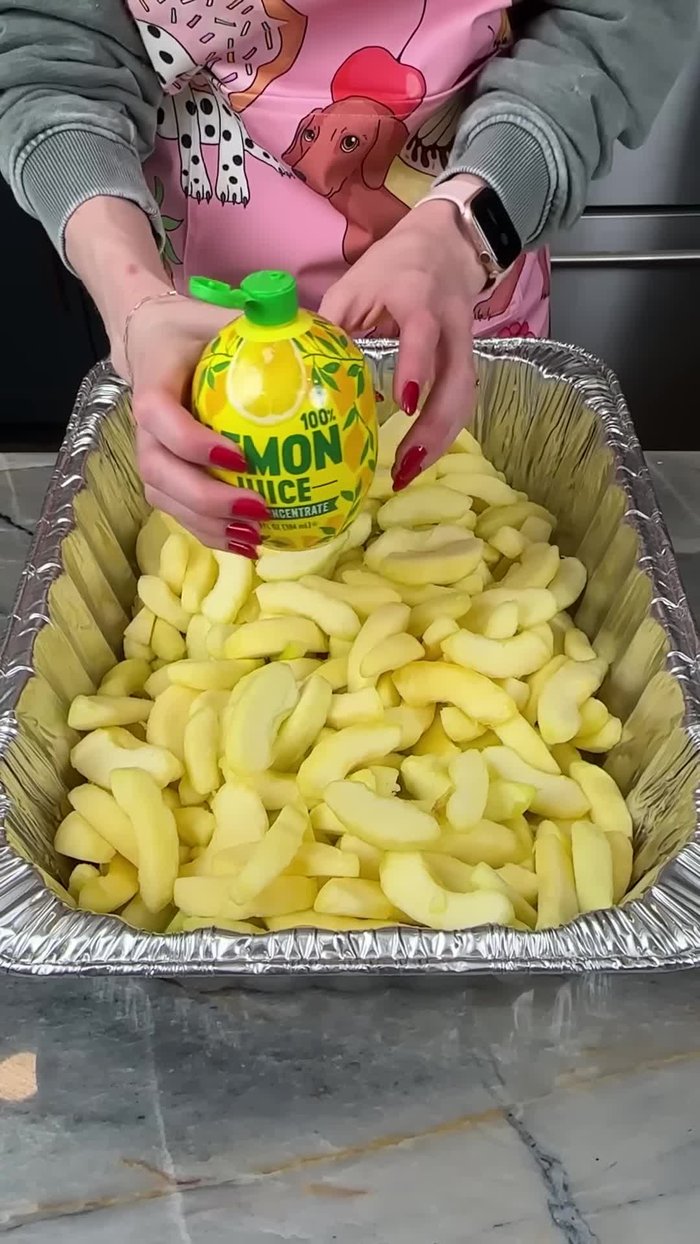Pelar y cortar las manzanas.