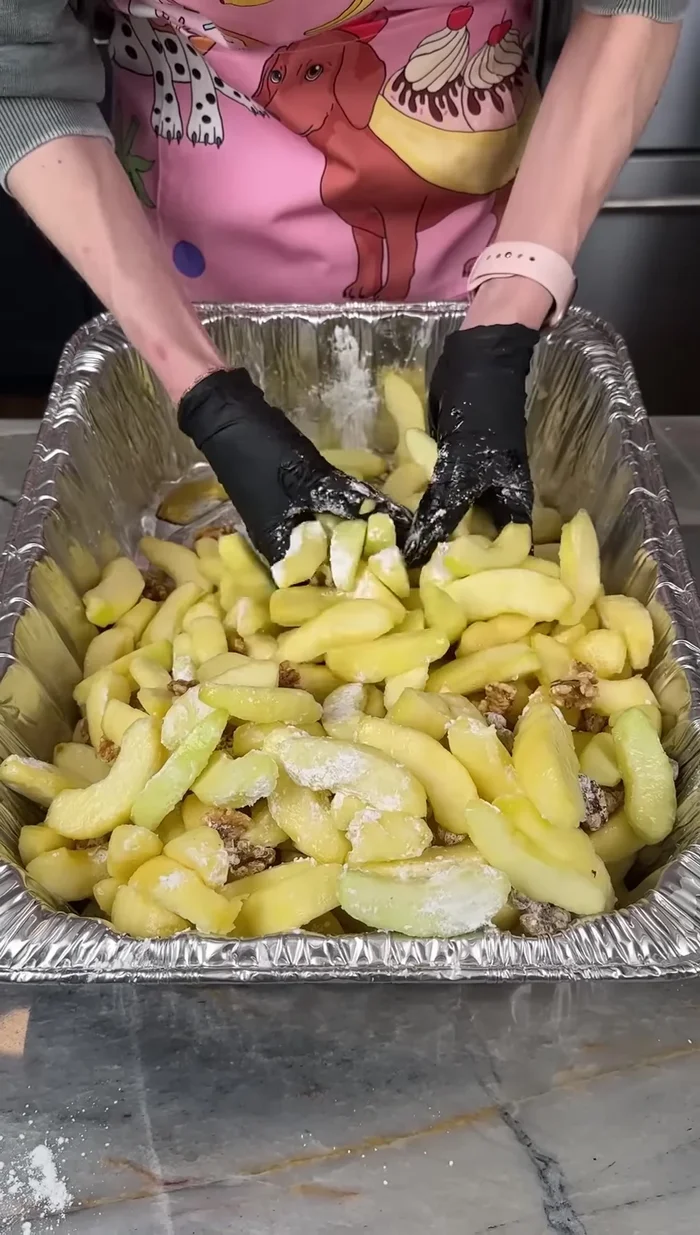 Mezclar bien hasta cubrir todas las manzanas.