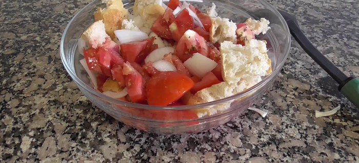 Añadir sal, pimienta, vinagre y aceite de oliva.