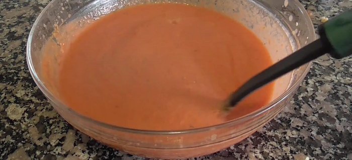 Tapar la mezcla y llevarla al frigorífico hasta que esté bien fría (mejor de un día para otro).