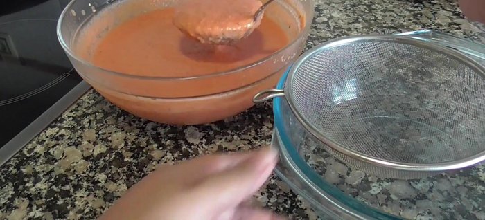 Colar la sopa para eliminar las pepitas y obtener una textura más fina.