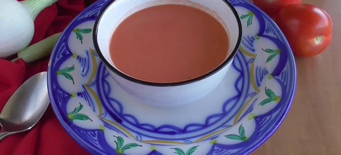Servir la sopa fría.