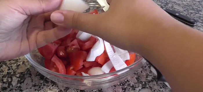 Picar la cebolleta y el ajo (quitar el germen del ajo para evitar que repita).