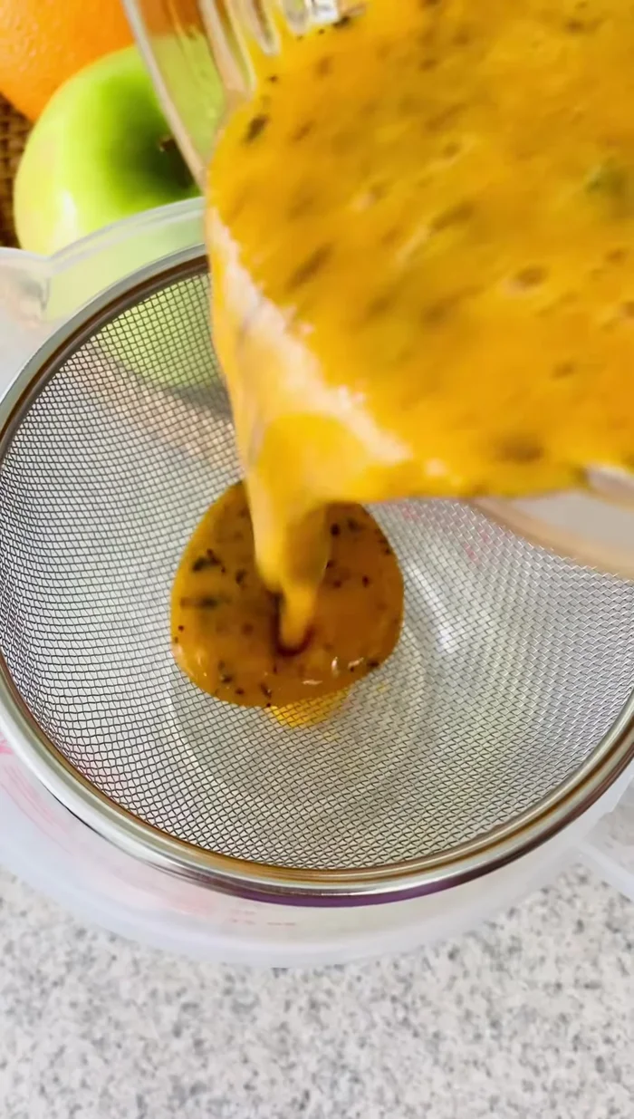 Licuar la pulpa de chinola por unos segundos y colarla bien.