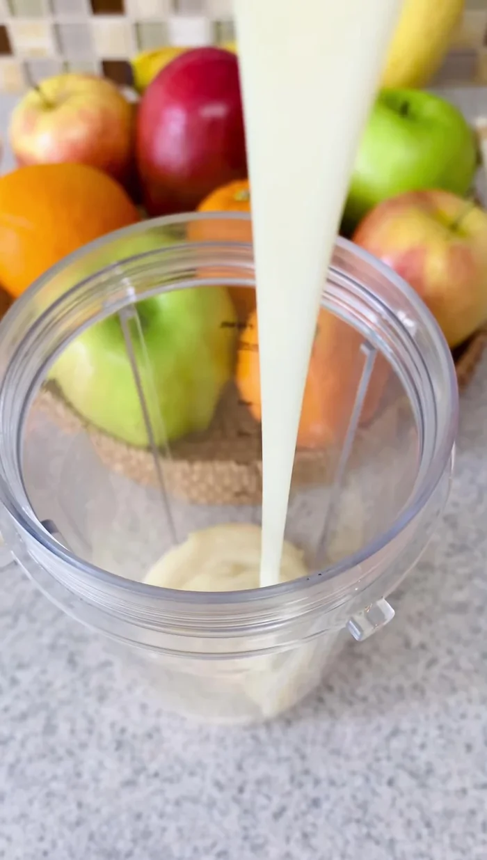 En la licuadora, incorporar la leche condensada, la leche evaporada y el concentrado de chinola colado.