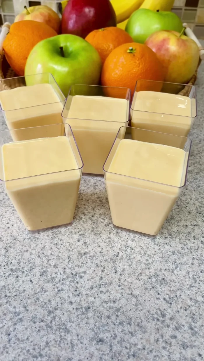 Verter la mezcla en vasos o recipientes individuales.