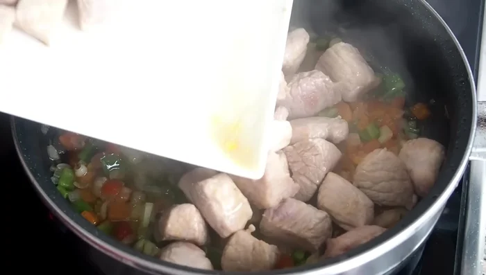 Devolver la carne a la cazuela, incluyendo su jugo. Agregar las hojas de laurel, granos de pimienta y el vino. Dejar evaporar a fuego fuerte durante 3 minutos. (147.36)