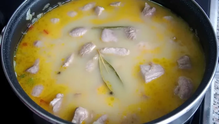Añadir el caldo de carne (o agua con pastilla de caldo) hasta cubrir la carne. Salpimentar (tener en cuenta que el caldo ya suele llevar sal). Tapar y cocinar a fuego medio hasta que la carne esté tierna (aproximadamente 1 hora y cuarto), removiendo ocasionalmente. (198.2)