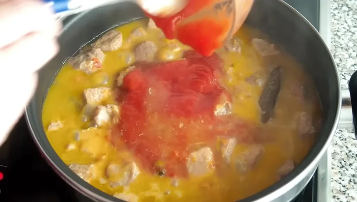 Una vez tierna la carne, añadir el tomate triturado y una cucharadita de azúcar para contrarrestar la acidez. (248.48)