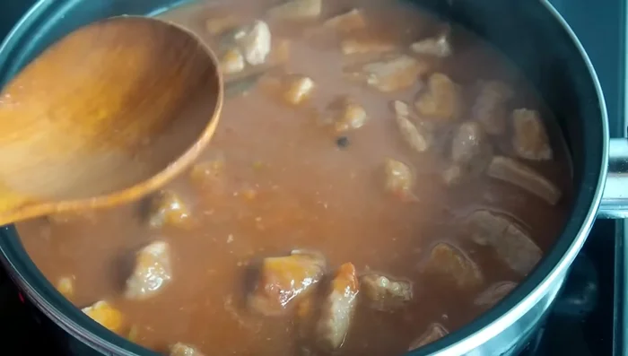Tapar nuevamente y cocinar durante 10-15 minutos más, hasta que el tomate haya reducido y la salsa espese. (275.759)