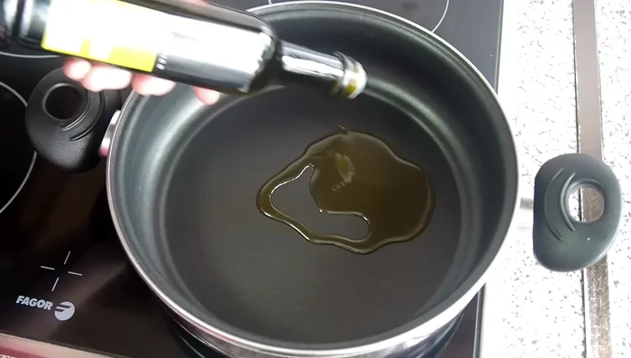 En una cazuela, calentar un buen chorro de aceite de oliva. (34.52)