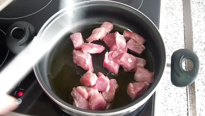 Añadir la carne de cerdo cortada en trozos y dorarla a fuego vivo durante 3-4 minutos, hasta que cambie de color. Reservar. (53.16)