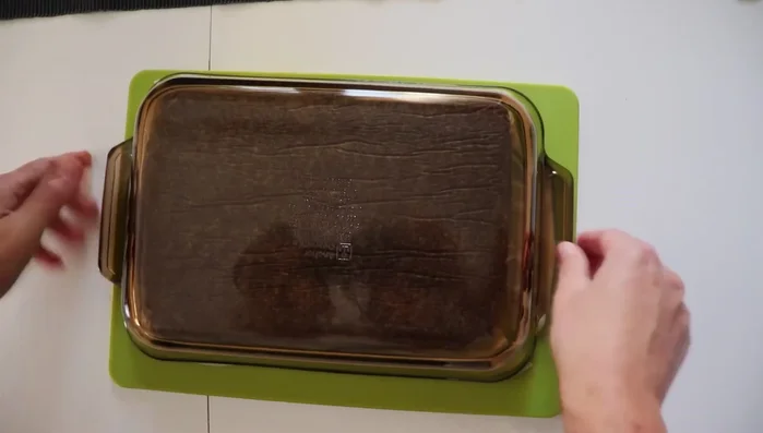 Después de un día, retirar el papel de hornear. Cortar el dulce de membrillo en porciones.