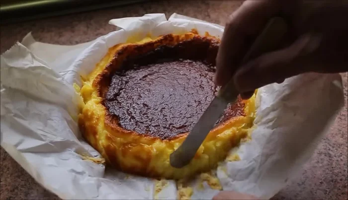 Desmoldar la tarta y dejarla reposar al menos un par de horas más en la nevera o fuera de ella (según preferencia).