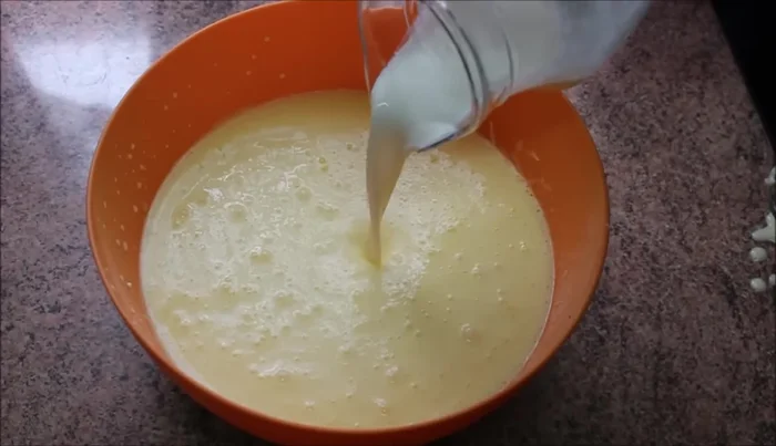 Incorporar la nata líquida y remover nuevamente con las varillas.