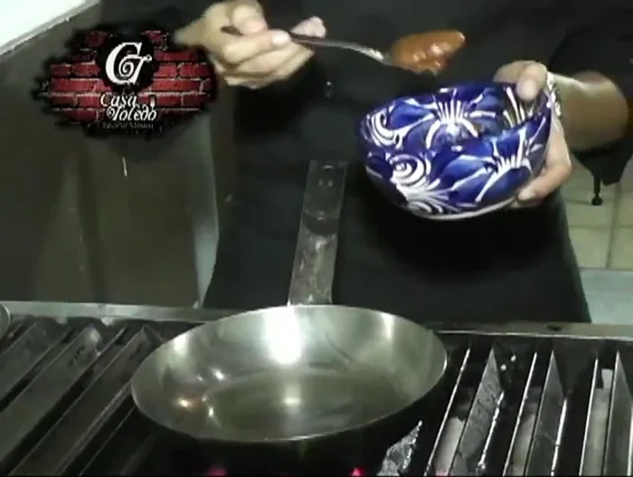 Hacer la salsa de vino tinto: Reducir el vino a fuego lento hasta obtener una salsa espesa.