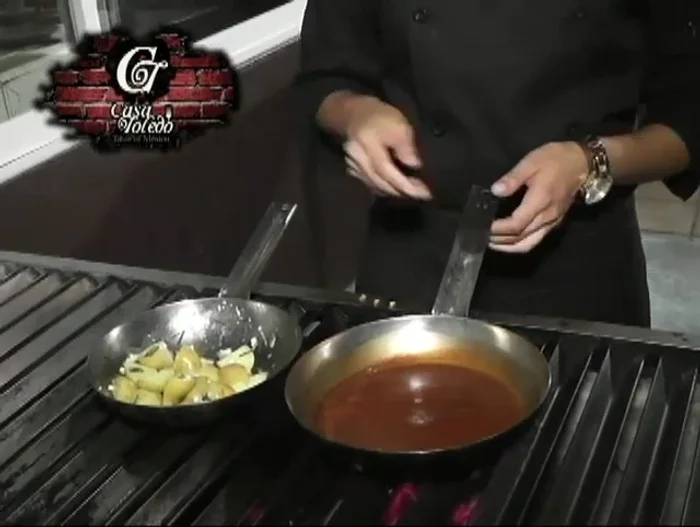 Una vez que la salsa esté lista y las papas estén cocidas, agregar queso parmesano a las papas.