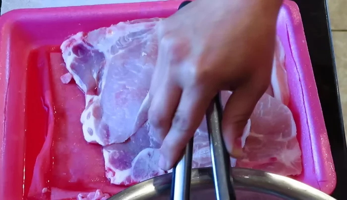 Lavar y escurrir las chuletas.