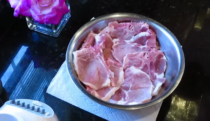 Bañar las chuletas con la mezcla licuada.