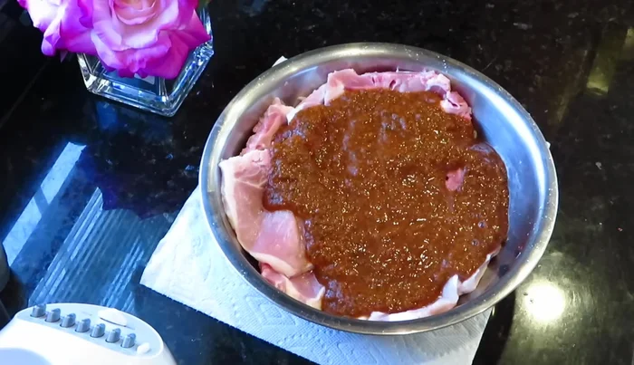 Colocar las chuletas en una bandeja engrasada y cubrir con papel aluminio.