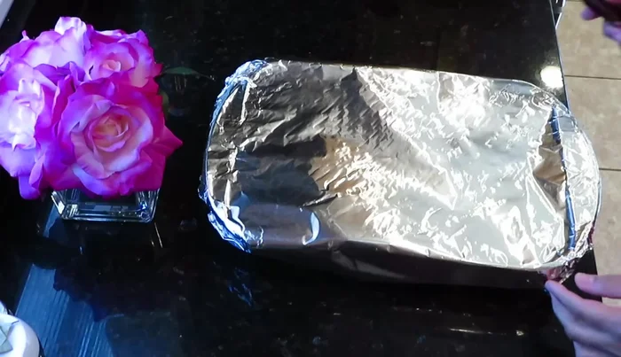 Retirar del horno, voltear las chuletas y hornear sin el papel aluminio durante el tiempo restante (aproximadamente 60 minutos), volteando un par de veces más.