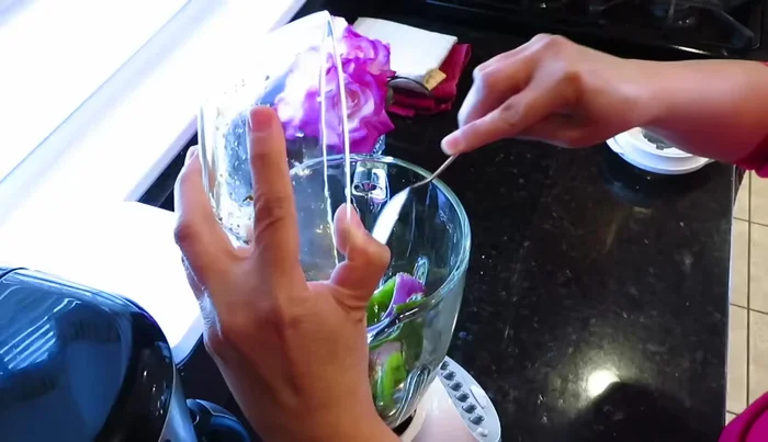 Llevar todo a la licuadora junto con el cilantro, un poco de agua y el achiote.