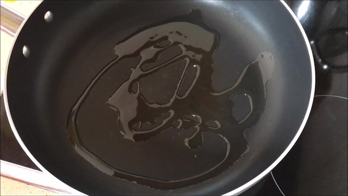 En una sartén o cazuela, añadir un poco de aceite de oliva y 20 gramos de mantequilla. Esperar a que se funda.
