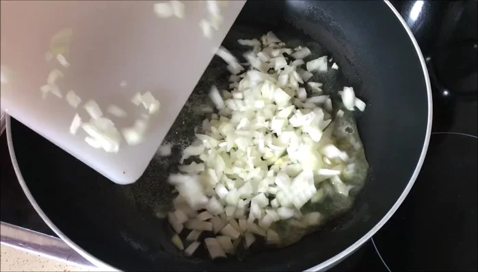 Agregar la cebolla y los ajos bien picados. Rehogar lentamente durante 10 minutos.