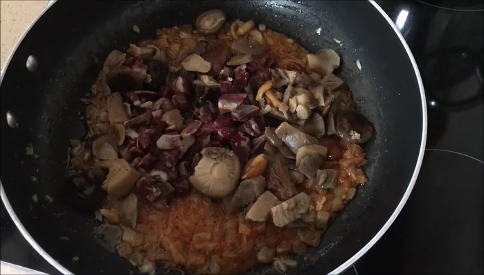 Agregar pimienta recién molida y dejar cocinar durante 15 minutos.