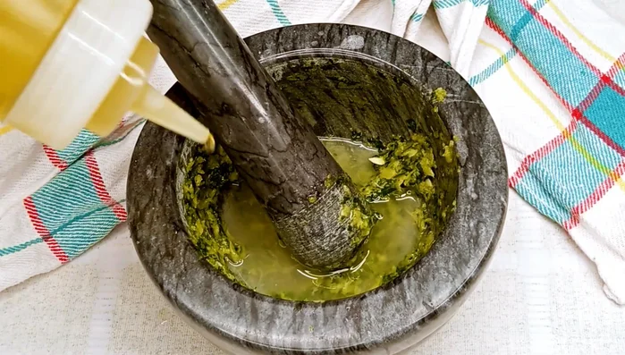 Añadir el zumo de medio limón y una cucharada sopera de aceite de oliva virgen extra. Mezclar bien.