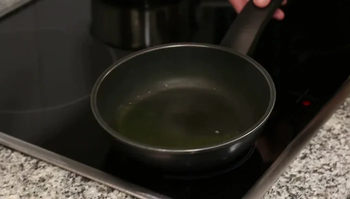 En una sartén, sofreír un diente de ajo en aceite de oliva hasta que esté dorado. Retirar del fuego.