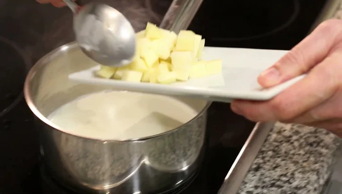 Agregar el queso San Simón da Costa y remover hasta que se derrita por completo.